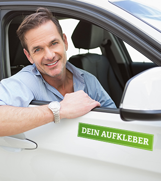 Mann schaut aus Autofenster mit Autobeklebung