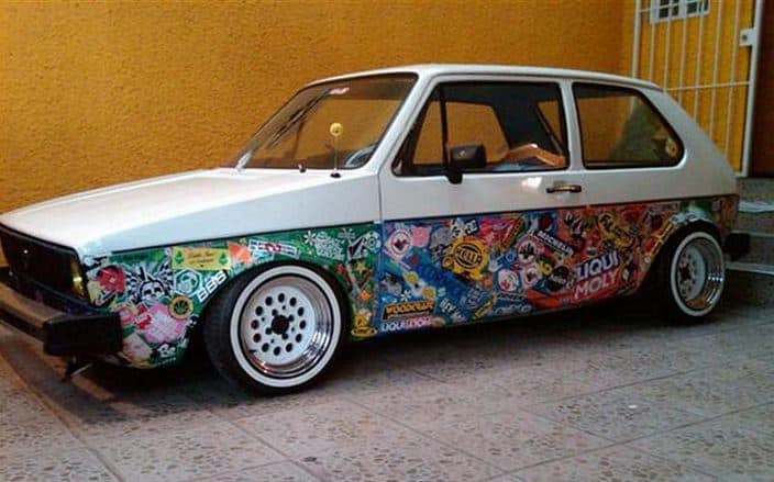 Kleb’s dir einfach: Kostengünstig und effektiv werben durch Autobeklebung 5 hatch auto voll mit stickern