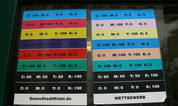 Wir boosten unsere Sticker – Verbesserte Lichtechtheit und verlängerte Lebensdauer 3 Testaufkleber von DeineStadtKlebt.de und Wettbewerb