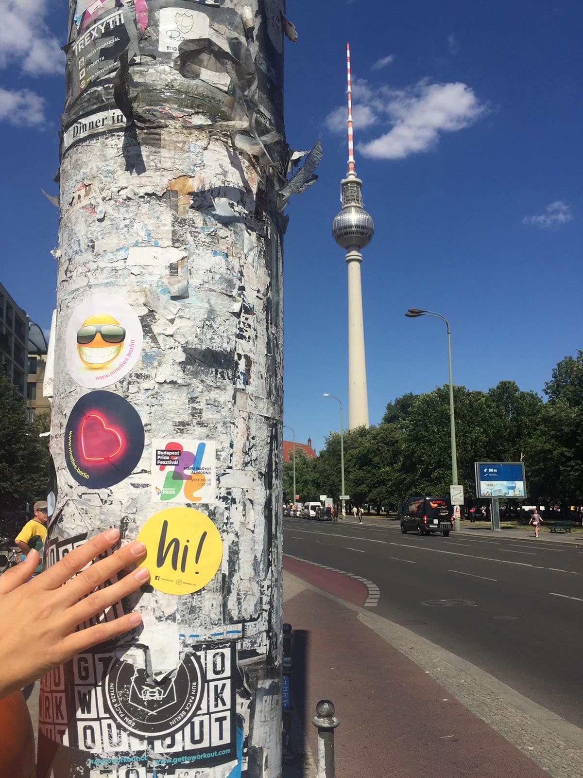 Momente des Austauschs - Aufkleber mit mehr als einer reinen Werbebotschaft 2 Aufgeklebter Sticker in der Nähe vom Berliner Fernsehturm