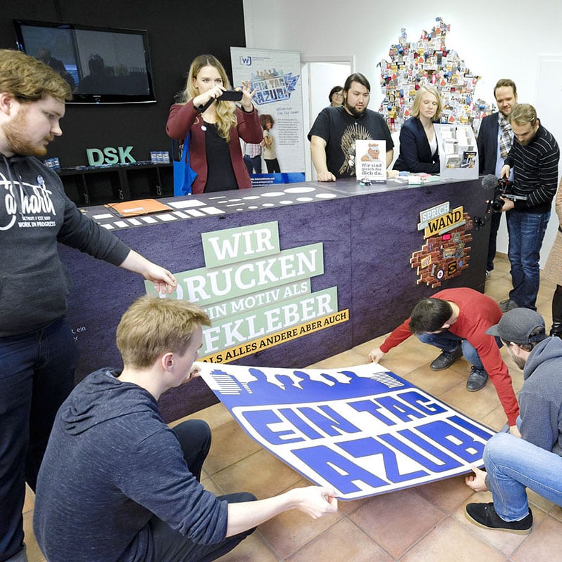 Fußbodenaufkleber "Ein Tag Azubi" im Geschäft von DeineStadtKlebt.de Ein Tag Azubi