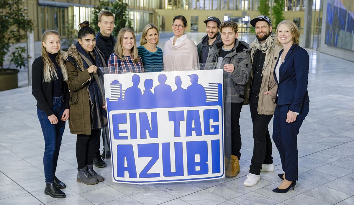 Teilnehmer "Ein Tag Azubi" vor dem Haus der Deutschen Wirtschaft Ein Tag Azubi - Teilnehmer und Auszubildende vor dem Haus der Wirtschaft