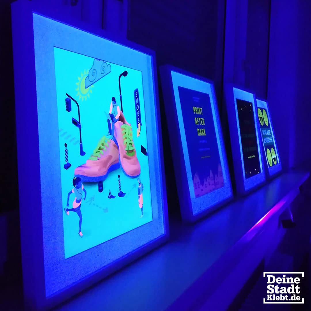 Die 4. Lange Nacht der Printmedien 4 Druckprodukte in schwarzlicht