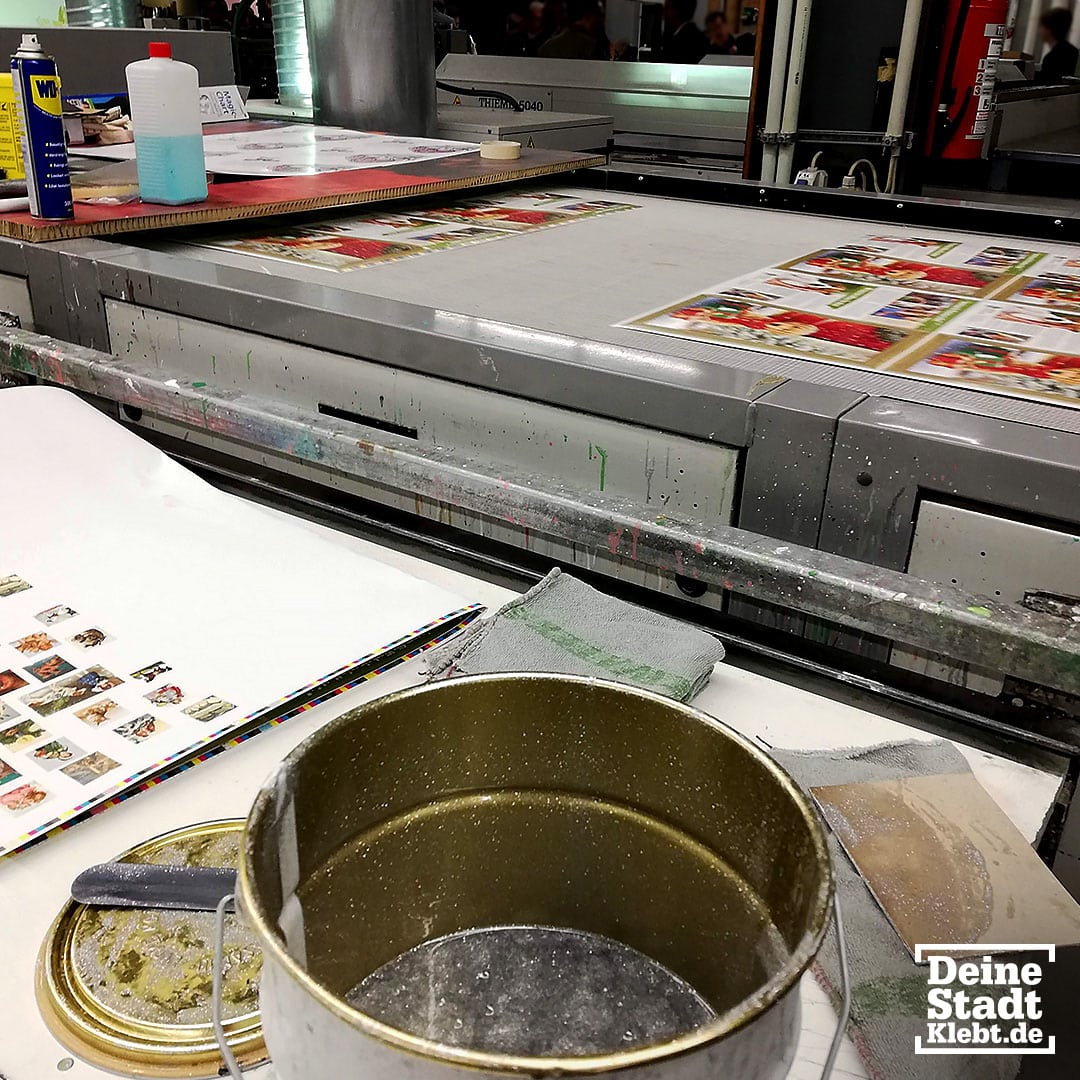 Die 4. Lange Nacht der Printmedien 5 Produktion mit Glitzerlack