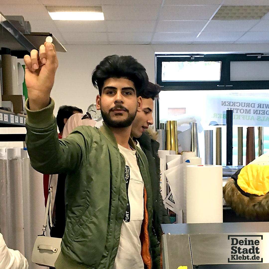 Schüler zu Gast in der Weiterverarbeitung von DeineStadtKlebt.de