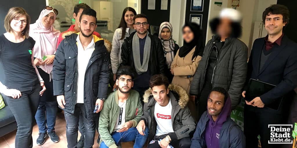 Gruppenfoto zum Abschluss der Betriebsbesichtigung bei DeineStadtKlebt.de 