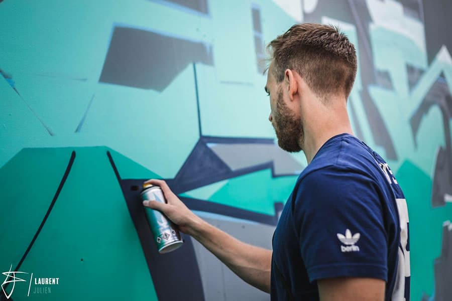 Portrait des Künstlers Raws beim Sprühen Raws Blockparty